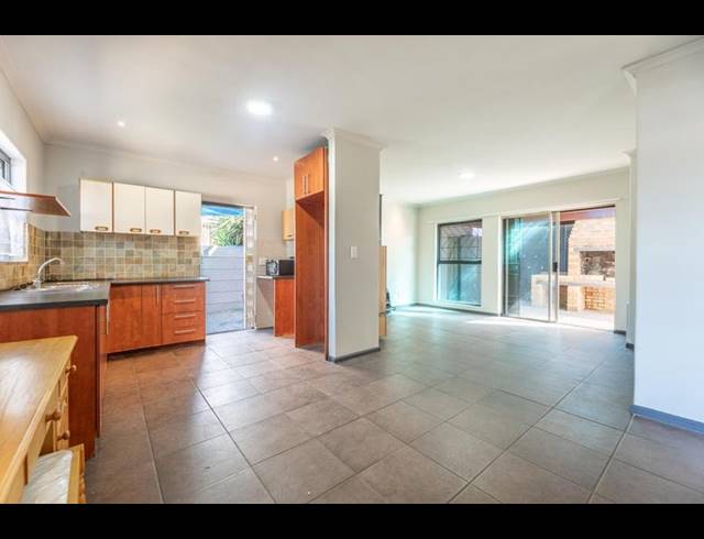 2 BEDROOM TOWNHOUSE FOR SALE IN VREDEKLOOF EAST
